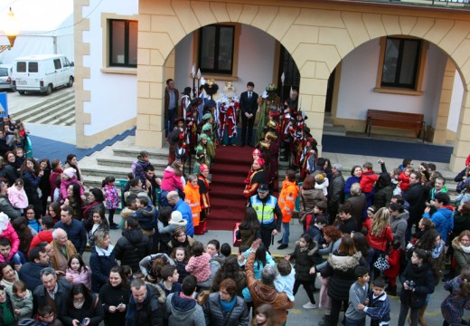 Arredor de 4.000 persoas dan a benvida a Melchor, Gaspar e Baltasar no Concello de Ordes